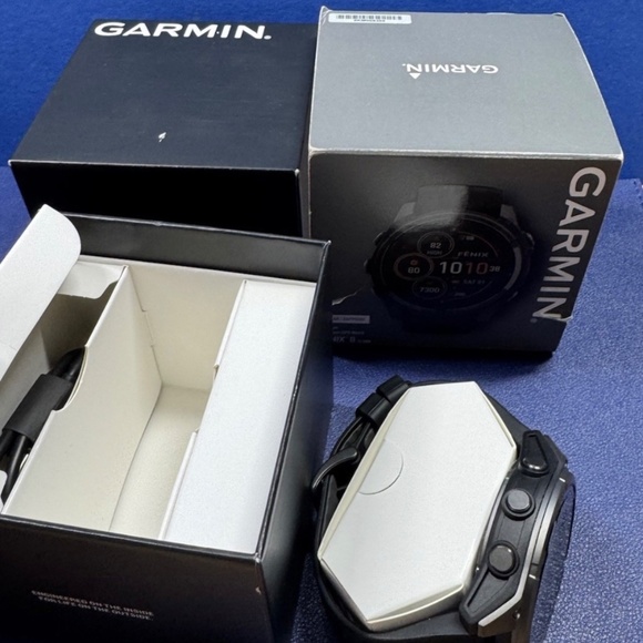 Garmin fenix 8 AMOLED Sapphire GPS Smartwatch 51 mm Carbon Gray DLC Titanium - Picture 4 of 6